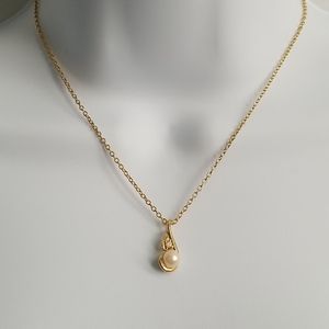 Pearl pendant necklace
